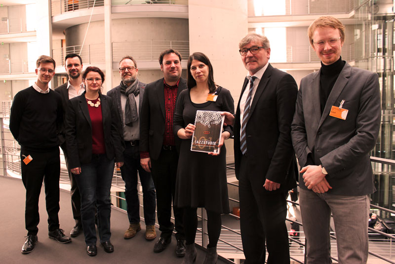 v.r.n.l.: Jonas Pirzer, UDJ | Siegmund Ehrmann MdB (SPD), Vorsitzender des Ausschusses für Kultur und Medien des dt. Bundestags | Bettina Bohle, IG Jazz Berlin | Dr. Thomas Renz, Universität Hildesheim | Arndt Weidler, Jazzinstitut Darmstadt | Sigrid Hupach, MdB (DIE LINKE) | Felix Falk, UDJ | Max Körner, Universität Hildesheim