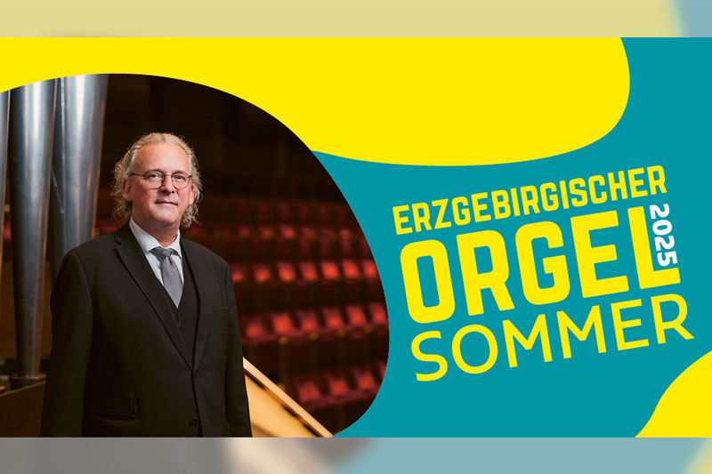 Gewandhausorganist Michael Schönheit, im Hintergrund sind links Orgelpfeifen der Orgel und rechts hinter ihm Sitzreihen im Gewandhaus zu sehen. In der rechten Bildhälfte ist das Logo des Orgelsommers abgebildet.