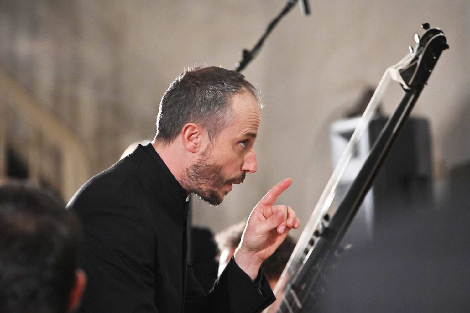 Gregor Meyer dirigierend im Vollprofil