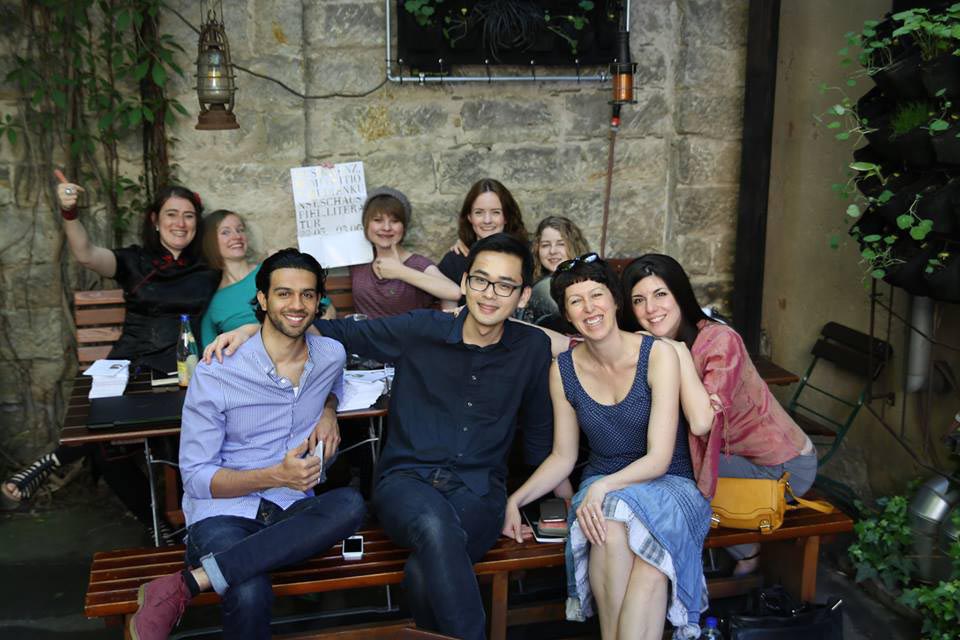 Die ganze Truppe im vagabundesken Hinterhof des »Raskolnikoff«